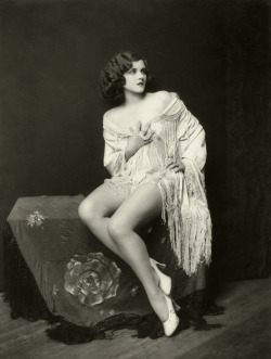 jhanneluitfurie:  Mary Lange, Ziegfeld Girl