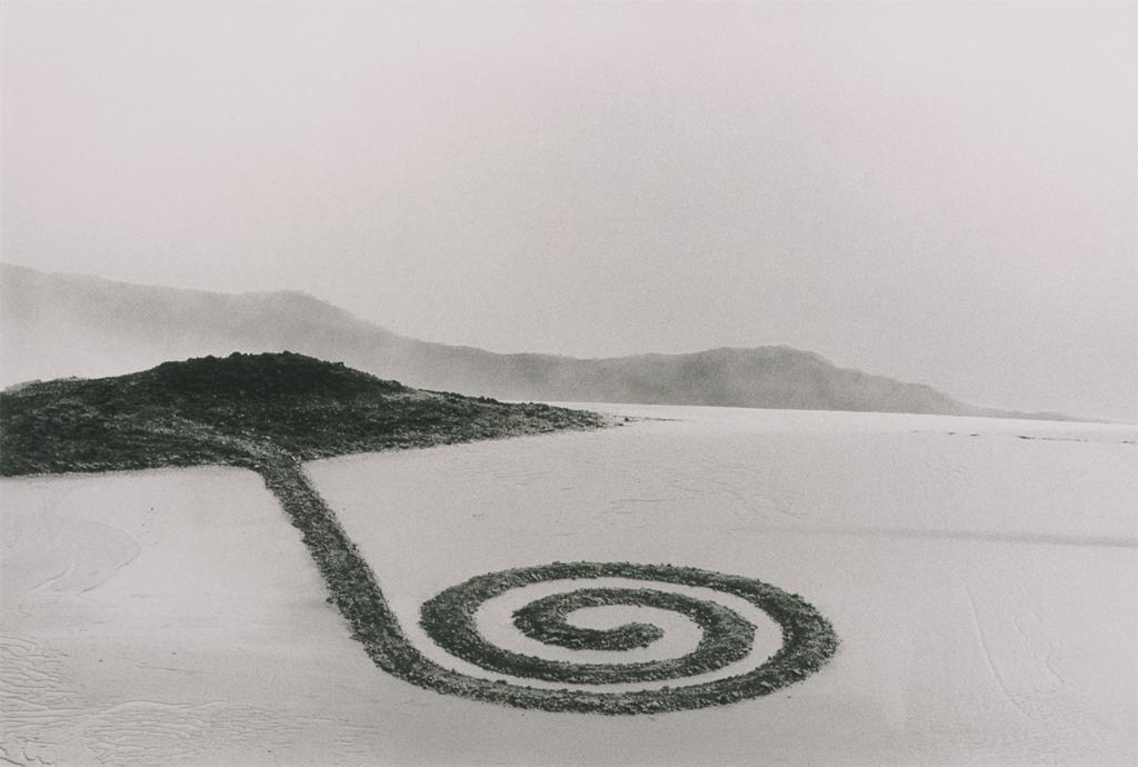 luzfosca:  undr:  despacito: randosukeipu Robert Smithson’s Spiral Jetty, photographed