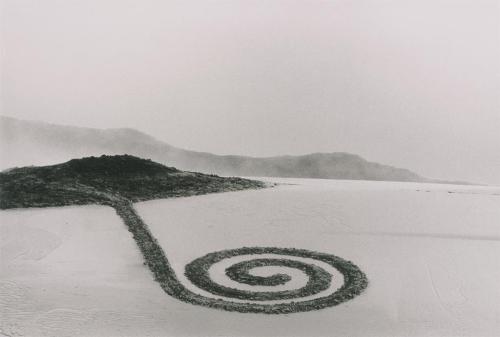 luzfosca:  undr:  despacito: randosukeipu Robert Smithson’s Spiral Jetty, photographed by Vik Muniz [1997]  (via invisiblestories) 