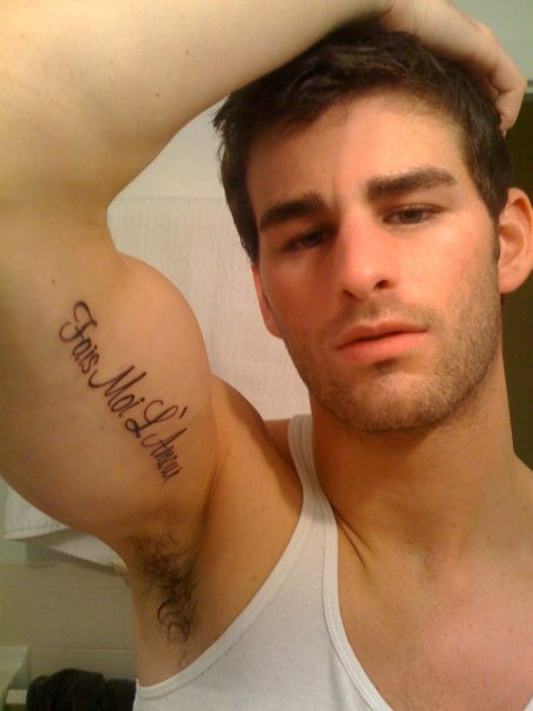 venji:  (via ulysseus)  Cute guy plus I love the tattoo.