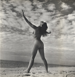 deotroslados:apostrophe9:  anneyhall:  Shirley Levitt, 1950s. Photo by Andre De Dienes  