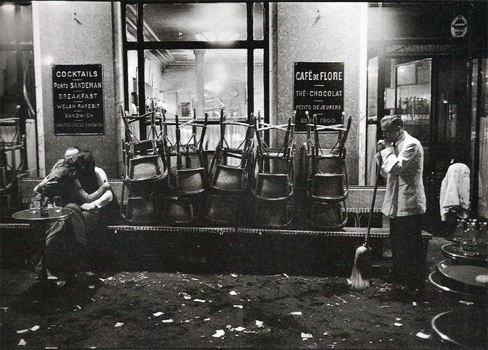 romanloulou:  Cafe de Flore. Dennis Stock. 1948.  (via groovesalad)  A jednak jest