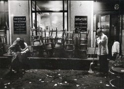 Romanloulou:  Cafe De Flore. Dennis Stock. 1948.  (Via Groovesalad)  A Jednak Jest