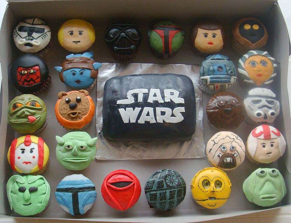 cupcakesoftheday:  thedailywhat:[geekologie.]  hah, i know who would DIE for these.too