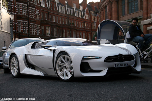 akyt: carpr0n:  Glider Starring: GT by Citroen (By Richard de Heus)