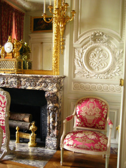 dreamingviolet:  aprilghosts:  Red room, Petit Trianon  