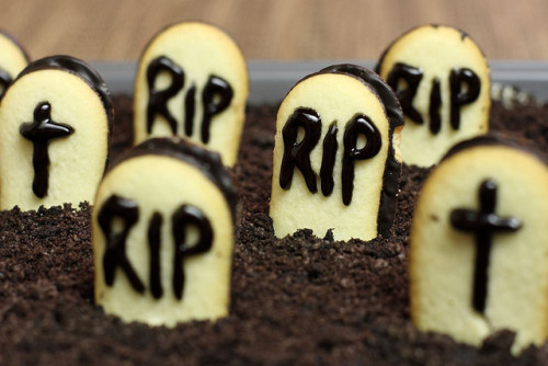 fuckyeahcookies:  Oreo Dirt Graveyard (by Matthew James)   Różne wersje tego samego. Dziś, po gotyckim cmentarzu, gotyckie cmentarne ciasteczka.