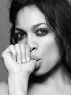 maxfoot12:  positivelynoteworthy:  Rosario Dawson (via groovesalad)  