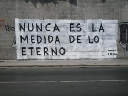 phearts:  (via alecamille, letrasendesorden) Este graffiti está en Monterrey y es parte del movimiento Acción Poética de Armando Alanís Pulido, en toda la ciudad hay bardas así, siempre me han gustado. 
