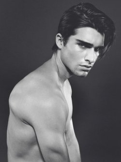 manglemymind:  heyitssilva:  thefashionisto:  Portrait | Luke Armitage by Christian Rios     Obrzydliwa, kiczowata, męska uroda.