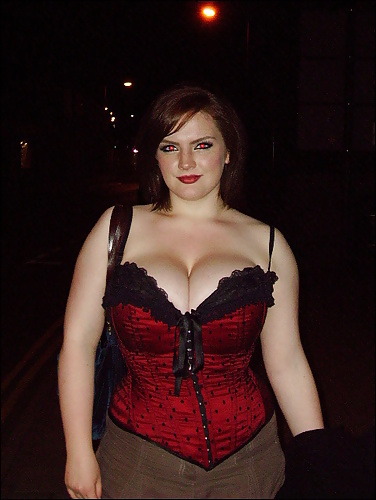 redhairfrecklesandcurves:  Mmmmm busty! And lovely corset! I love sexy, curvy ladies!