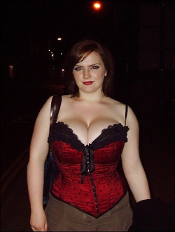 redhairfrecklesandcurves:  Mmmmm busty! And lovely corset! I love sexy, curvy ladies! 