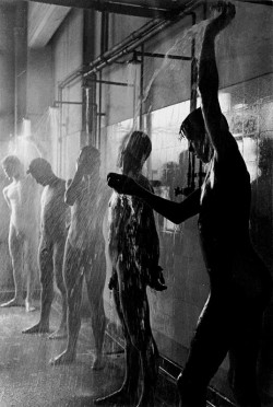 assoholic:  fancymonochrome:  fandg:  B/W shower   