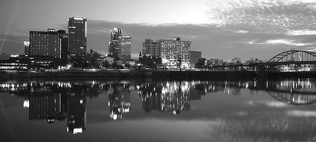 fuckyeahstreetlights:  A skyline pick I took of Little Rock, Arkansas. Hope you dig