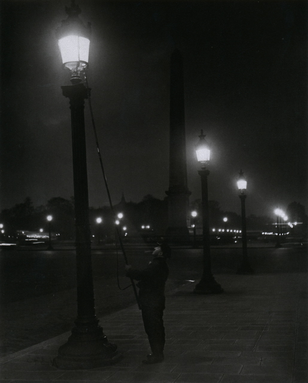 luzfosca:  liquidnight:  Brassaï Allumeur de réverbères [Lighting the Lamps] Place
