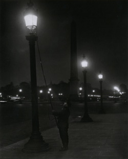 luzfosca:  liquidnight:  Brassaï Allumeur de réverbères [Lighting the Lamps] Place de la Concorde, Paris 8e, circa 1932-1933 From Brassaï, Paris  