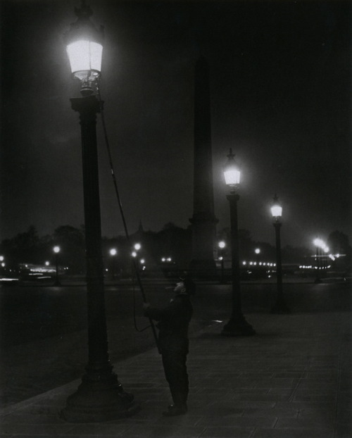 XXX luzfosca:  liquidnight:  Brassaï Allumeur photo