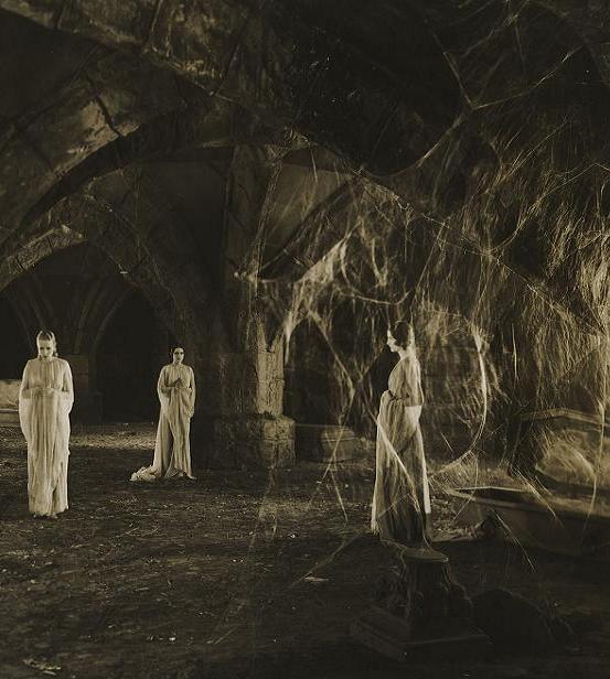 romanloulou:  from Dracula (1931, Tod Browning)   (via oldhollywood)  Creepy!