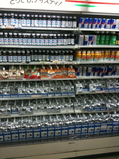 hisuix: コミケ会場付近のサンクスの品揃えがやばい on Twitpic