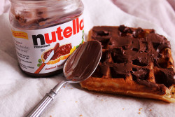 Ashannondfjkl:  (Via Prettyfoods) I Totally Do This..  Can Someone Buy Me Nutella.