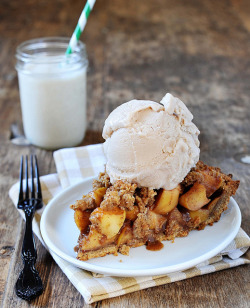 prettyfoods:   caramel crumble apple pie