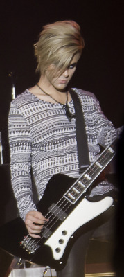 bornwithglitter:  fuckyestommyratliff:  mmmfelicious:  1) Tommy, the fuck are you wearing? 2) UNF anyway, jfc.  I LOVE HIS SWEATER! (: It’s cute on him.  It looks like it should be one of those shirts that have a v-neck down to his belly button.  I