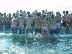 (via logontoboys)  Group mooning at the beach.