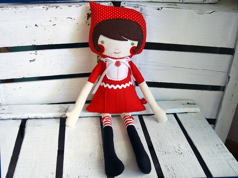 Red Riding Hood doll by Suse Bauer.
Flickr. Blog: German - English. Shop.