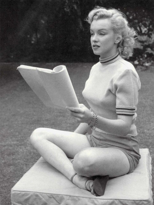 hannahsfollies: oldmanseyes: lingerie-love: livingoutoftime: (via marilynmonroepictures) Marilyn Mon