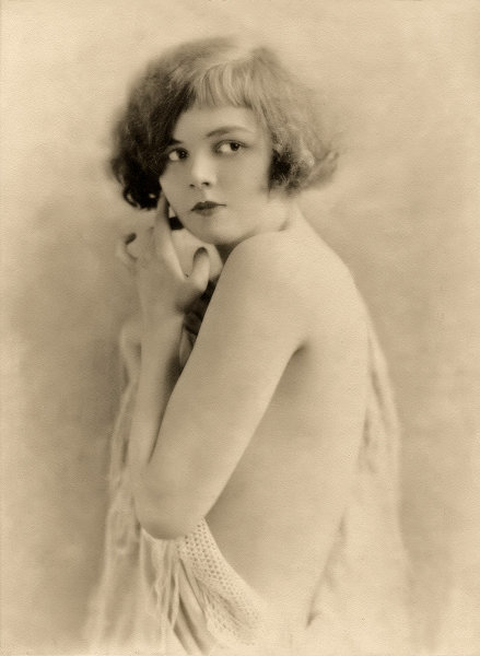 ziegfeld-follies:Yvonne GreyShe performed in the Ziegfeld Follies of 1925, and 1931, and “Rosalie” (