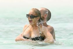 dungabunga:  Lindsey Lohan Nipslip at the