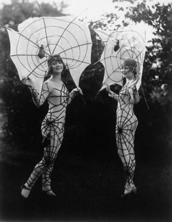 retrogirly:  mothgirlwings:  Spider Women c. 1927 c. 1927   (via mothgirlwings)