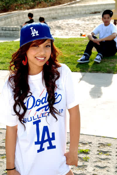 tinnatran:  chazybabeey:  shelaayjoy:  norilynnn:  she’s pretty   Haha the boy in the back.   i love her hair<3 