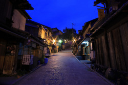 theworldwelivein:  Daybreak of Kyoto (by Kiyo Photography)