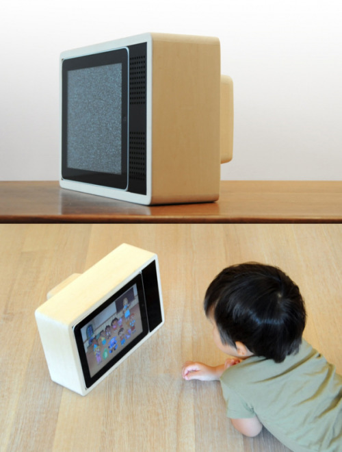 nancytransformer:  photojojo:  This would be a neat way to watch photo slideshows with friends! iPad as Retro TV via notcot I kind of want an ipad now   
