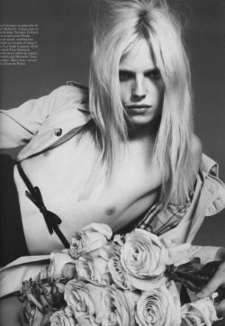 abcandrogyny:  Andrej Pejic  (via fairphantom)  Dlaczego on nie jest kobietą? Jeden chromosom i tyle seksu na nic.