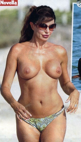 Alba Parietti paparazzata per l'ennesima volta in topless durante una vacanza con