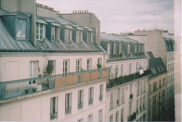 (via perfumebottle) Sous le ciel de Paris&hellip;.