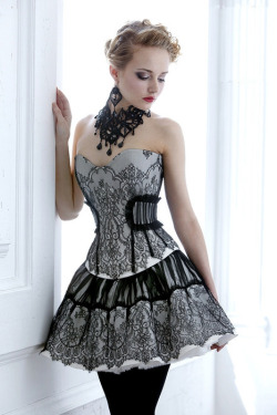 stop-its-ginger-time:  -placeboeffect-:  shutupanddiehl:  checkerss:  derevkotheblacksparrow:  joeyjojo:  hotchickswithcorsets:  (via xsailinginmydreams)  (via glittergore)   the shape of this dress is my favorite thing ever at this moment.    