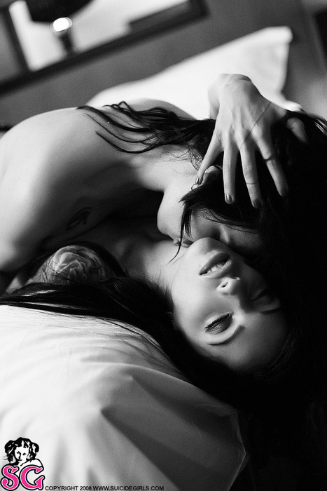 eroticguru:  sensitivecrimes:  wrapitinribbons:  frenchloppage:  heartsandheadphones:
