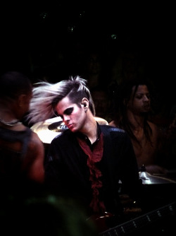 ifckingheartglambert:  fuckyeahglitterbaby:  Flip that hair Tommy :P  