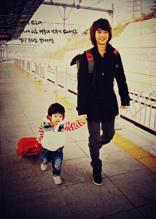 almightyonecalledkey:  i really really enjoy looking at this pictureappa and son.