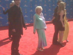 whospam:  allonsyletsgo:  OMFG David Tennant is at the Emmys right next to Betty White. CANNOT HANDLE.  What I wouldn’t give to see those two acting together on screen.   