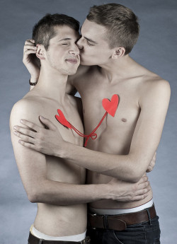 Exposingexhibitionists:  Lovegaylove:  Fuckyeahboyskissingboys:  (Via Lovegaylove)