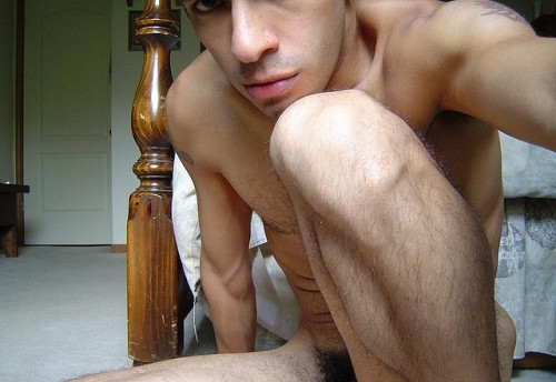 sugaronastick:  thomthehero:  derekisme:  nicely done self pic    what isn&rsquo;t shown makes w