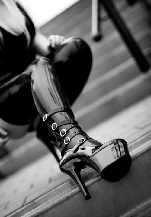 pinksugarlips:  latex b&w
