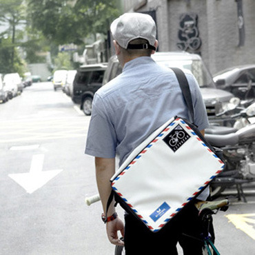 Messenger bag that looks like an air mail envelope. Rush delivery for sure!