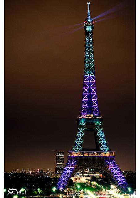 fuckyeahstreetlights:  La tour Eiffel en fête (by Christian PARREIRA)