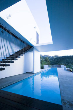 micasaessucasa:  Clean House Design With a 75-foot Lap Pool – Jai House by LOHA | DigsDigs   Marzenie&hellip;