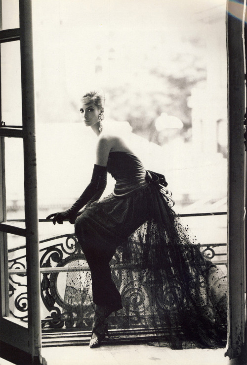 csebastian:  “Indiscutibilment Chic” Vogue Italia, September 1991 photographer: Stephen Meisel Christy Turlington black and white, dress on the balcony rails ru_glamour: Christy Turlington by Steven Meisel for Vogue Italia September 1991 